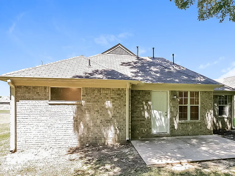6304 Kingsview Dr — Photo 17