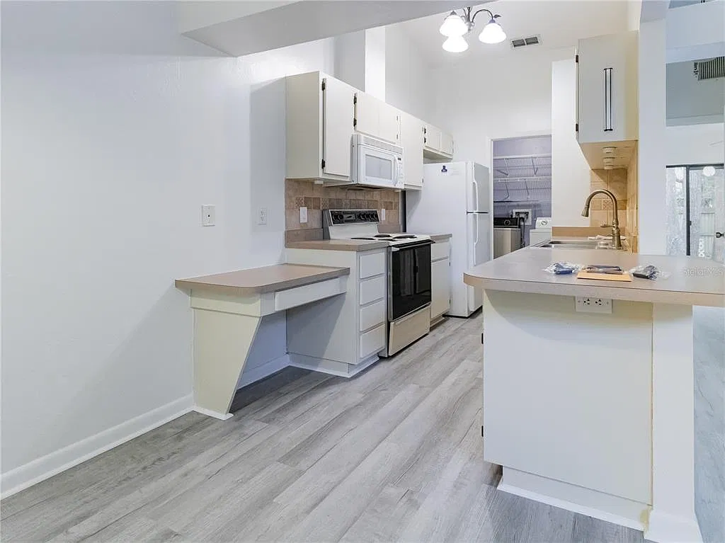 2 bed, 2.0 bath, 887 sqft, $1,300 — Photo 4