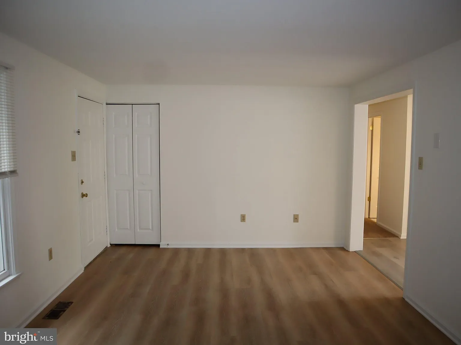 3 bed, 2.0 bath, 1056 sqft, $1,900 — Photo 2