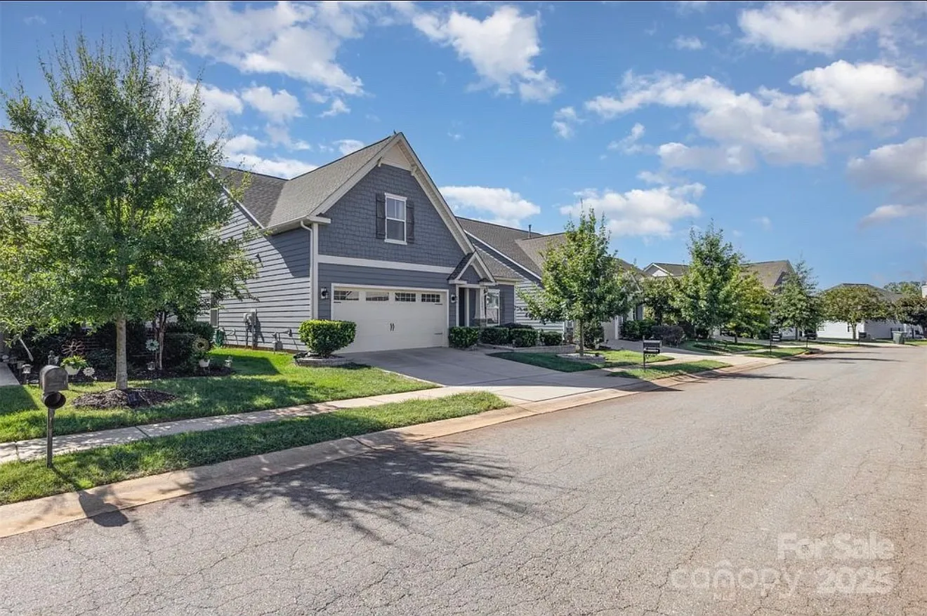 3 bed, 2.5 bath, 1634 sqft, $2,600 — Photo 2