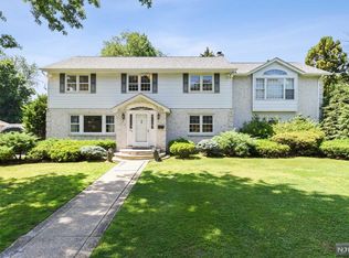 284 Taft Ct, Paramus, NJ 07652