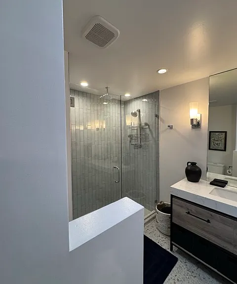 Bedroom 1 en suite bath.