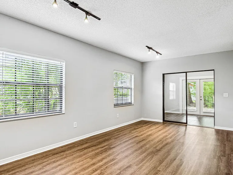411 S Willow Ave — Photo 11