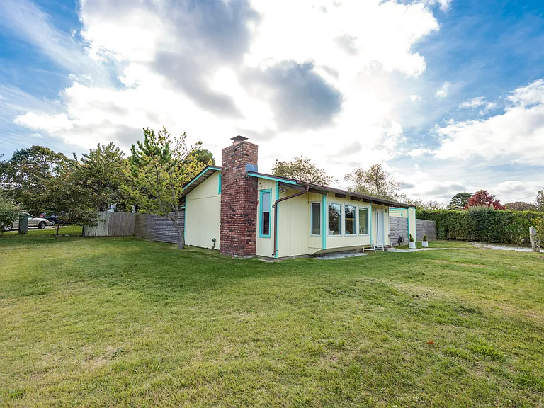 Pinetree Dr — Photo 18