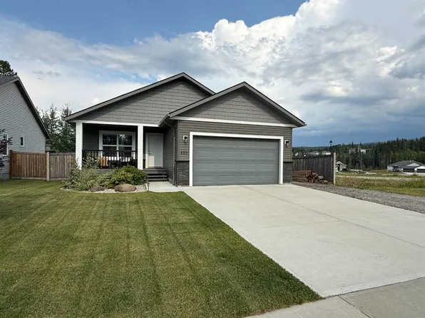 223 W Eaton Dr, Hinton, AB T7V 0A1