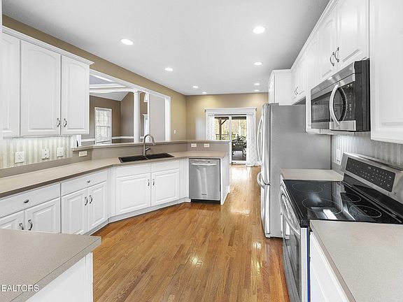 5th image of 225 Alpine Dr