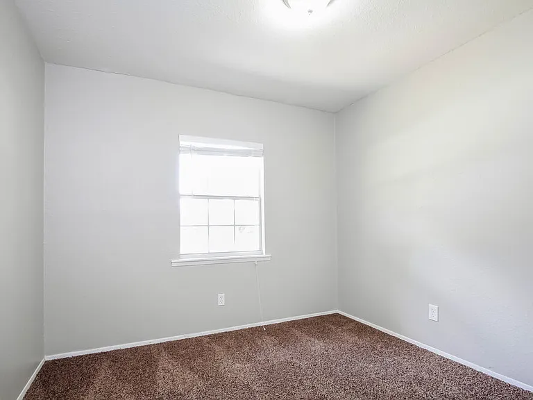 1050 Brownwood Dr — Photo 12