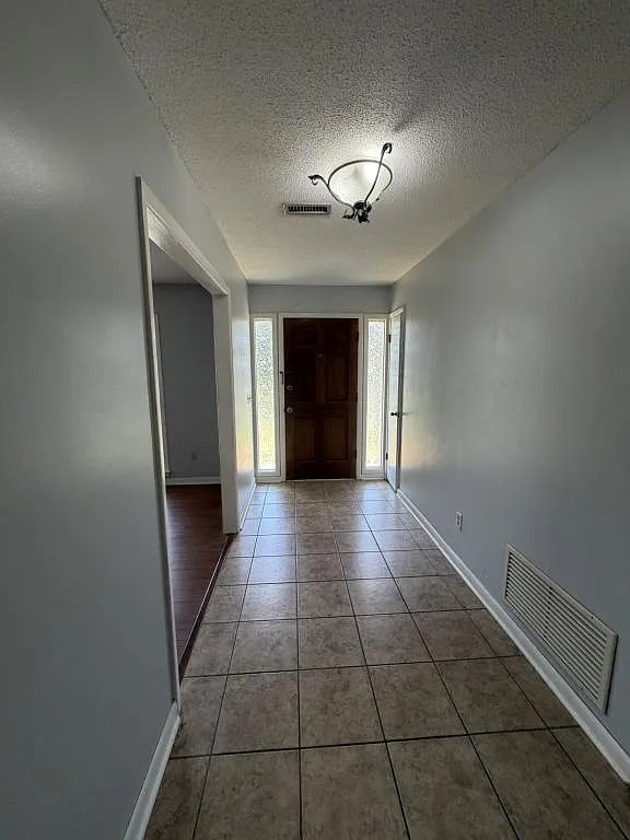 211 E Hickory Bend — Photo 3