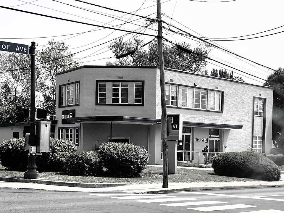 apt on 2nd floor located above Truist Bank
