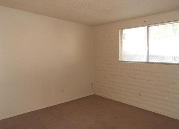 4th image of 3009 E Blacklidge Dr