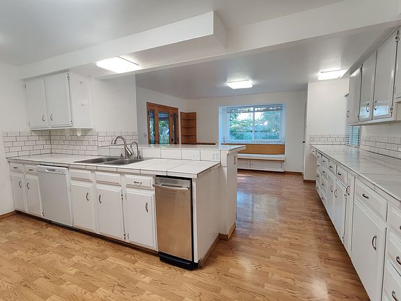 3rd image of 345 Snyder St