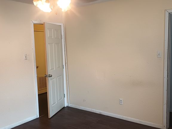 2nd image of 3412 Victoria Cir #B