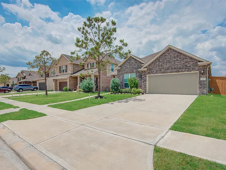 2425 Temple Crag Dr — Photo 3