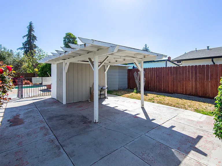 330 Beverly Ave — Photo 7