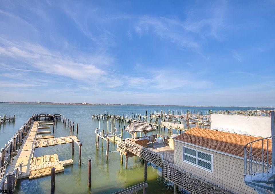 1st image of 320 Bay Ave #2