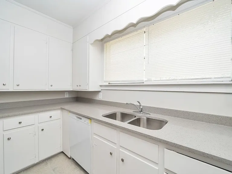 419 Gladys St — Photo 17