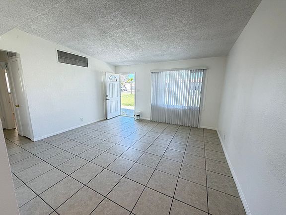 4th image of 305 Oasis Dr