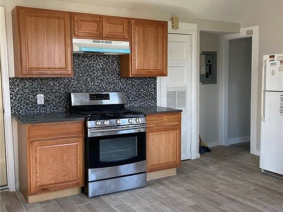 5th image of 284 Putnam St #2L