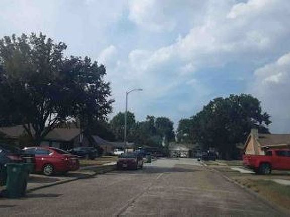 Exterior Neighborhood (street photo)