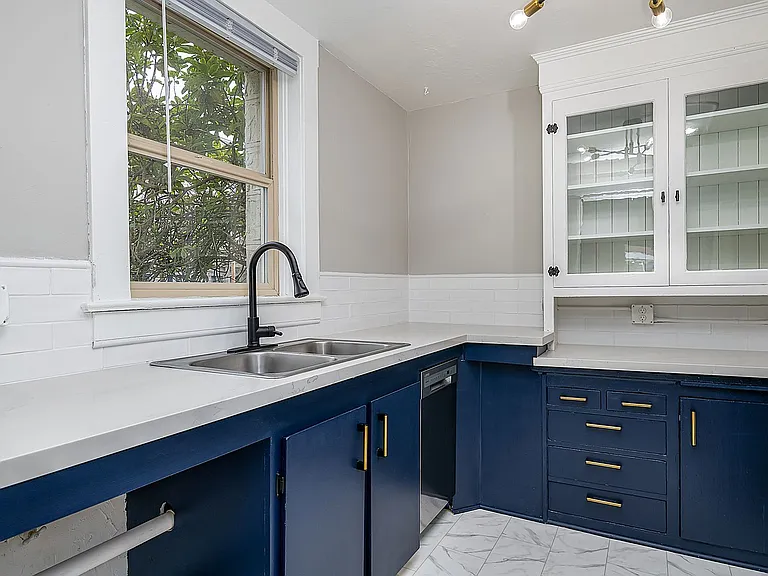 Elegant Renovation! HUGE 1 Bed 1 Bath Available Now! — Photo 14