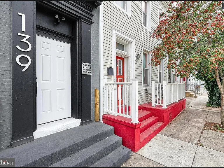 139 N Queen St #A — Photo 1