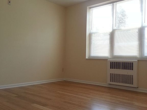 3rd image of 1819 N Cambridge Ave APT 304