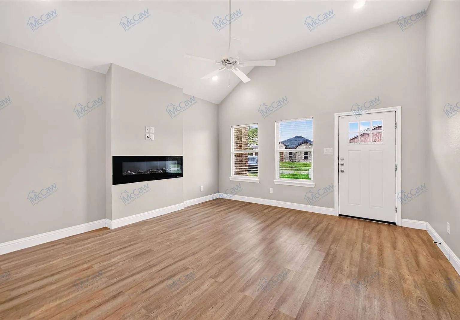 3 bed, 2.0 bath, 1355 sqft, $1,600 — Photo 2