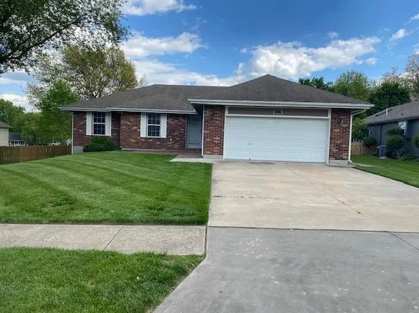 3885 SW Harbor Dr, Lees Summit, MO 64082