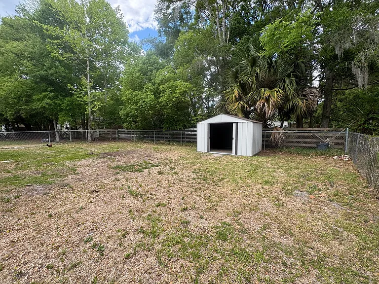 1203 Larry St — Photo 4