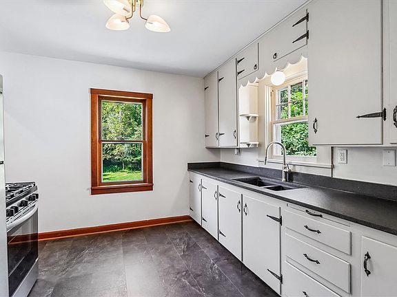 2nd image of 925 Dearborn St