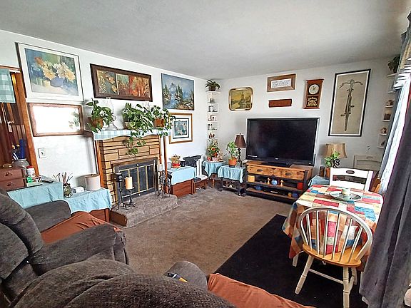 5th image of 446 Dwight St