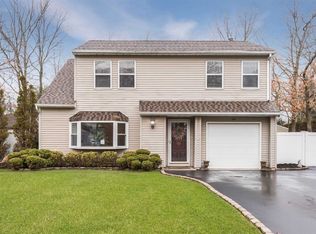 9 Saddle Hill Rd, Coram, NY 11727