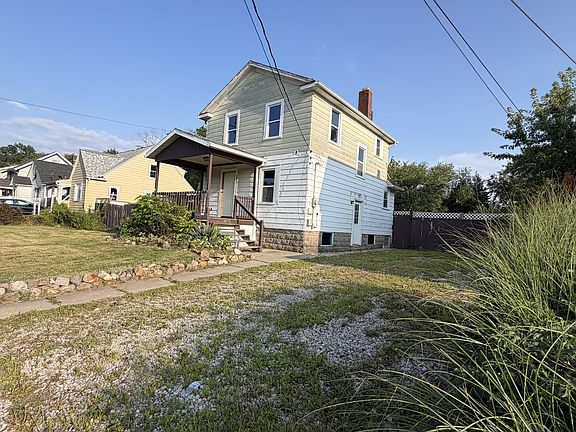 3rd image of 935 W 20th St