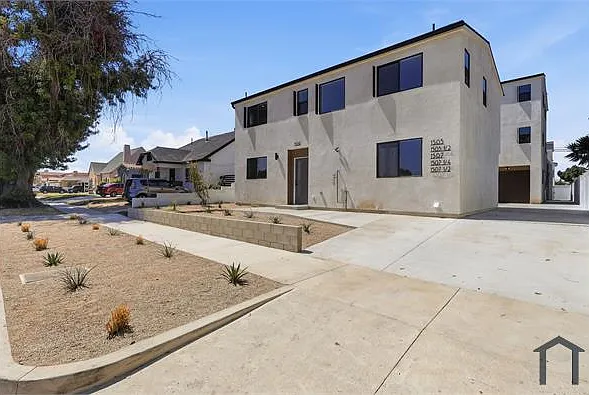 3 bed, 1100 sqft, $3,668 — Photo 2