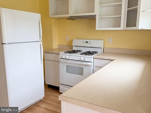 5th image of 511 Edgley Ave