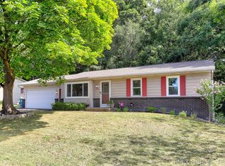 2402 Cloverly Dr NW, Grand Rapids, MI 49544