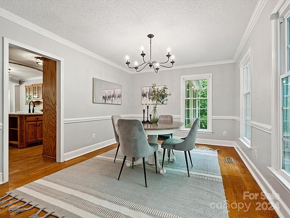 4th image of 4526 Rockwood Dr