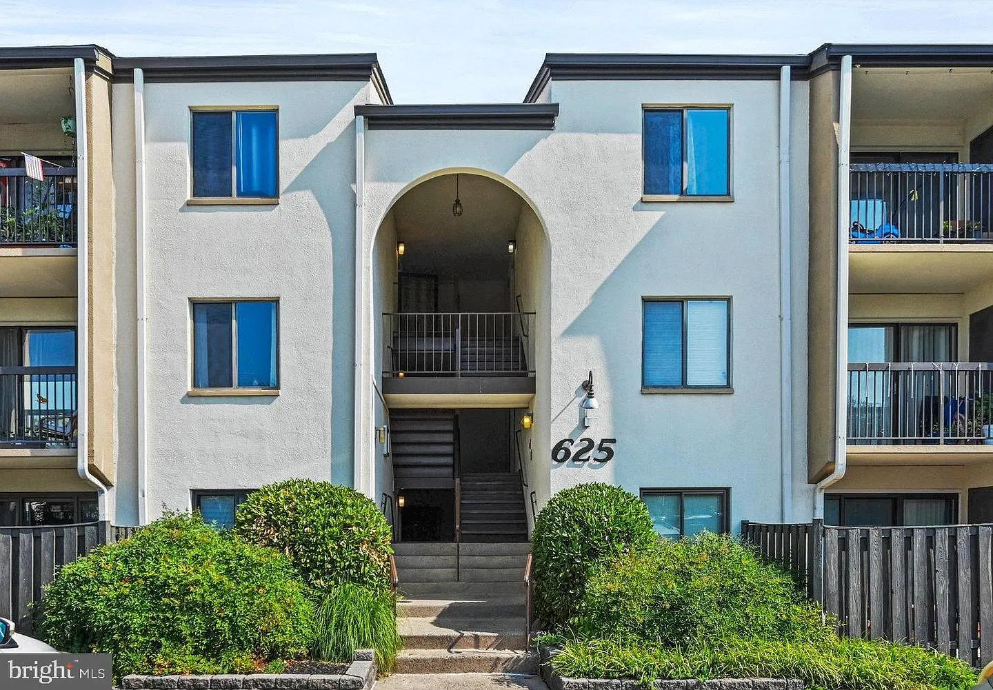 3 bed, 1305 sqft, $3,090 — Photo 1