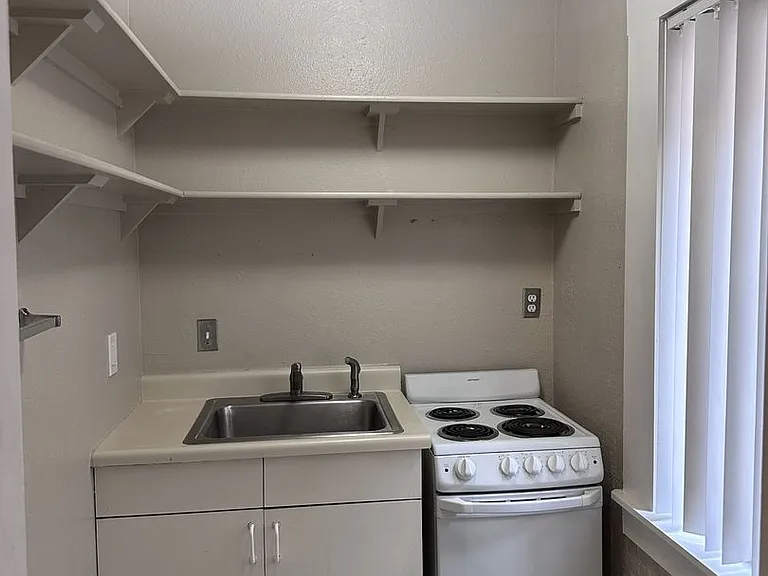 1160 N Corona St — Photo 9