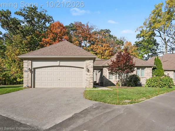 22240 Village Pines Dr, Franklin, MI 48025
