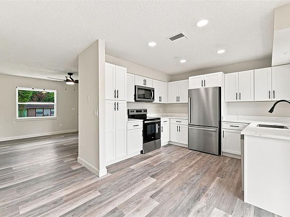 3rd image of 990 LISKEARD AVENUE