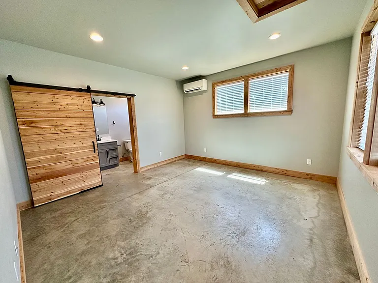 121 E 26th Ave — Photo 4