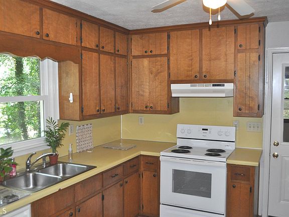 3rd image of 2847 Rosemont Dr