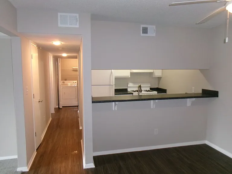 Coventry Court West Apartments — Photo 77