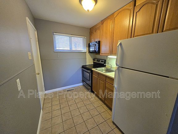 4th image of 210 Carrington Ln #2