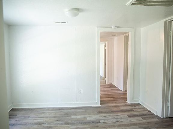 3rd image of 2516 Glen Ave
