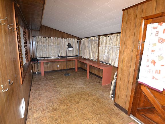 Large Mudroom, can be used as office