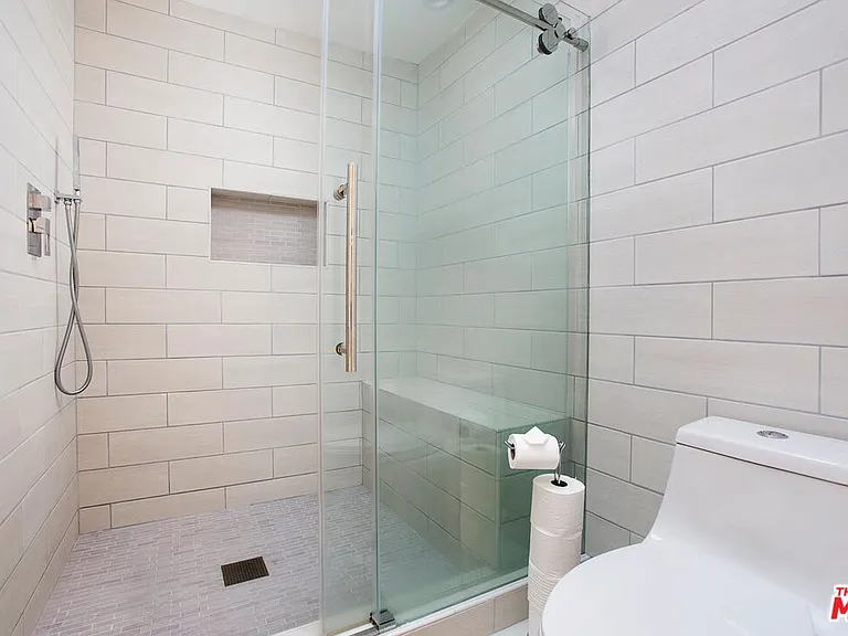 18755 Hatteras St #16 — Photo 24