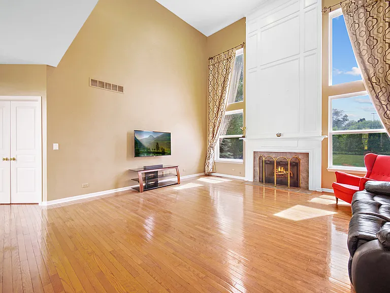 1044 Oakhill Dr — Photo 6
