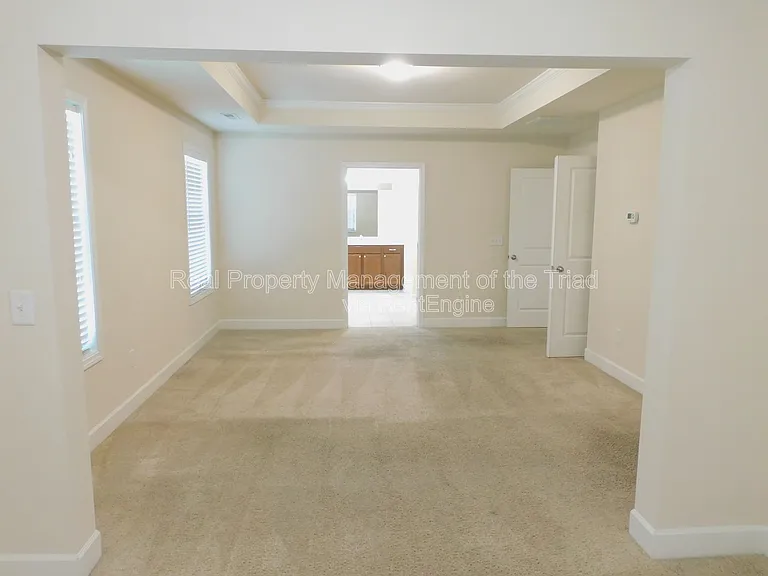 1427 Sawyer Ave — Photo 9